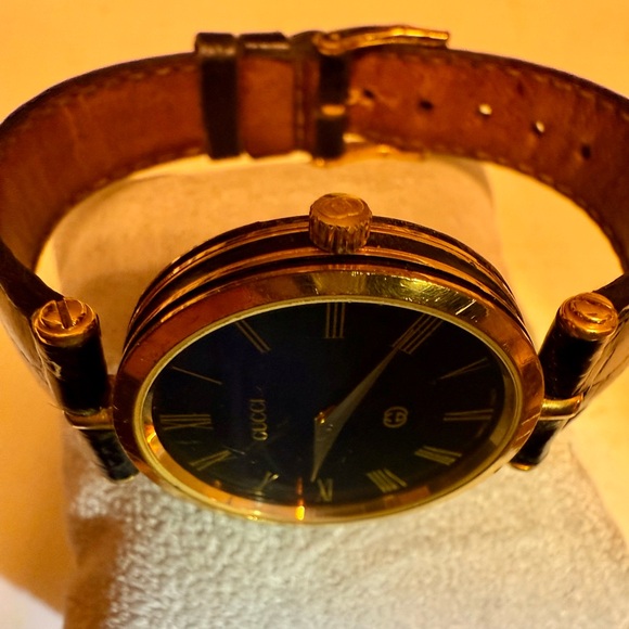 Gucci Men's Watch with Black Dial and Gold Detailing - Picture 3 of 3